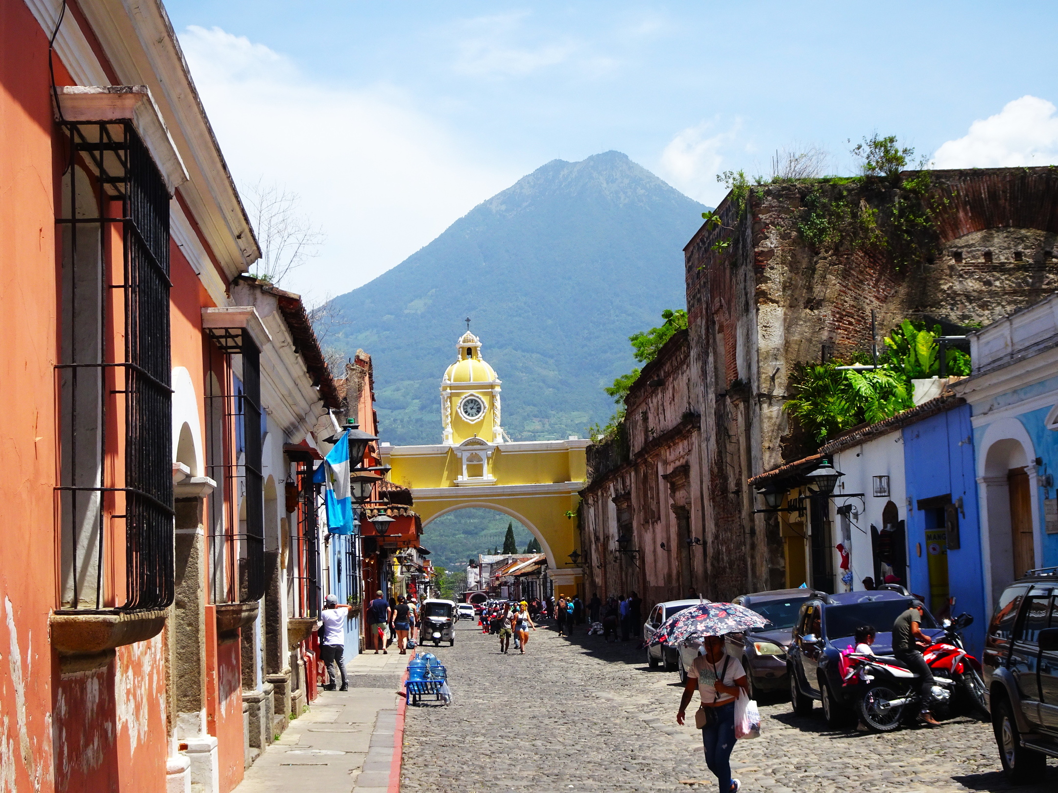 Arco de Santa Catalina and Houses in Antigua